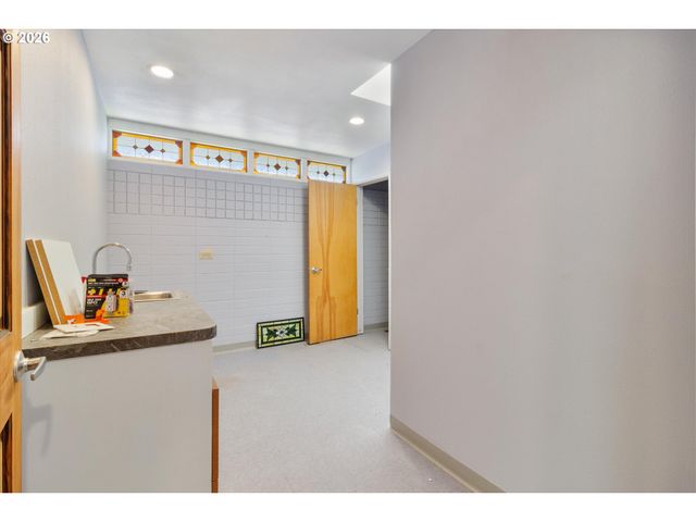 1225 W Main St, Medford, OR 97501