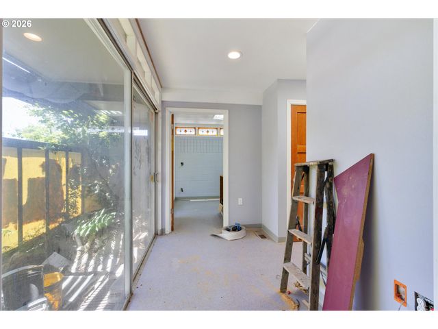 1225 W Main St, Medford, OR 97501