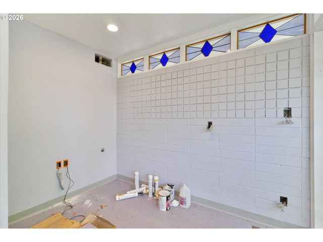 1225 W Main St, Medford, OR 97501