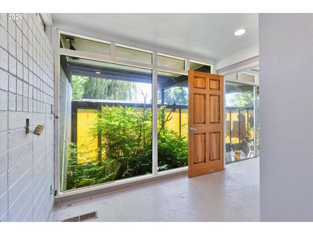 1225 W Main St, Medford, OR 97501