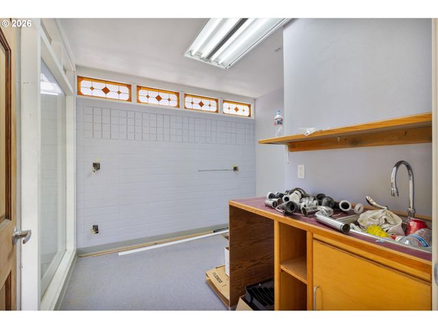 1225 W Main St, Medford, OR 97501