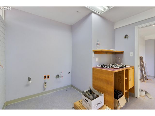 1225 W Main St, Medford, OR 97501