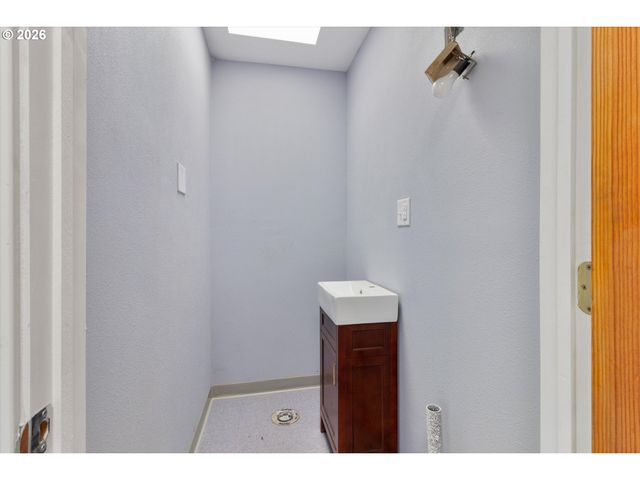 1225 W Main St, Medford, OR 97501