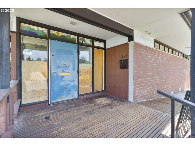 1225 W Main St, Medford, OR 97501