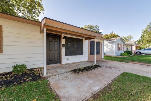 811 Denton Drive, Euless, TX 76039