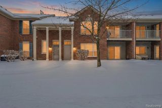 8208 Chesapeake Circle, Walled Lake, MI 48390