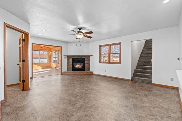 860 Juniper Drive, Waterloo, IA 50702