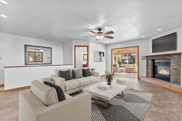 860 Juniper Drive, Waterloo, IA 50702