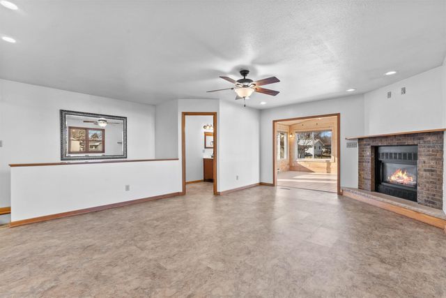 860 Juniper Drive, Waterloo, IA 50702