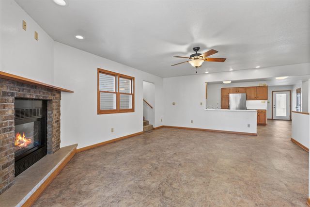 860 Juniper Drive, Waterloo, IA 50702