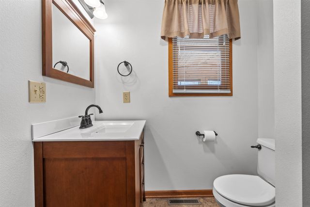 860 Juniper Drive, Waterloo, IA 50702