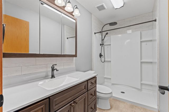 860 Juniper Drive, Waterloo, IA 50702