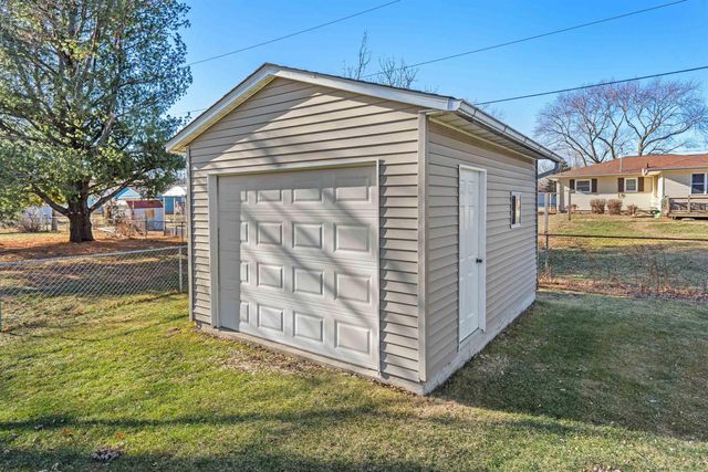 860 Juniper Drive, Waterloo, IA 50702