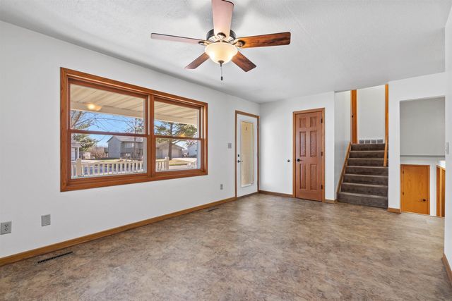 860 Juniper Drive, Waterloo, IA 50702