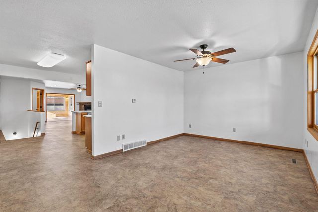 860 Juniper Drive, Waterloo, IA 50702