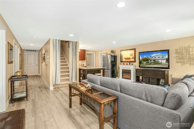 218 S 210th Street, Des Moines, WA 98198