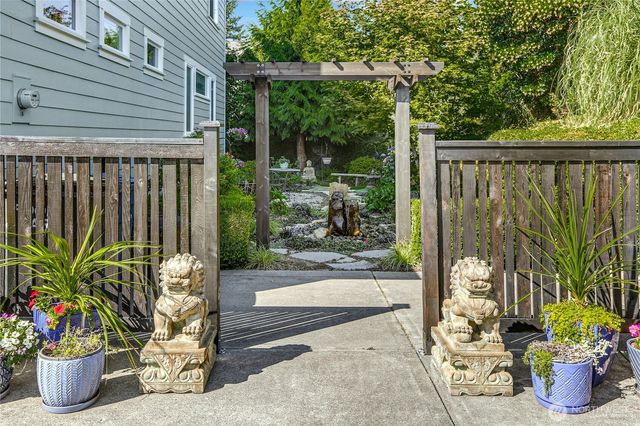 218 S 210th Street, Des Moines, WA 98198