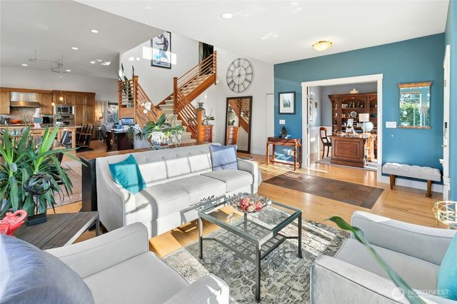 218 S 210th Street, Des Moines, WA 98198