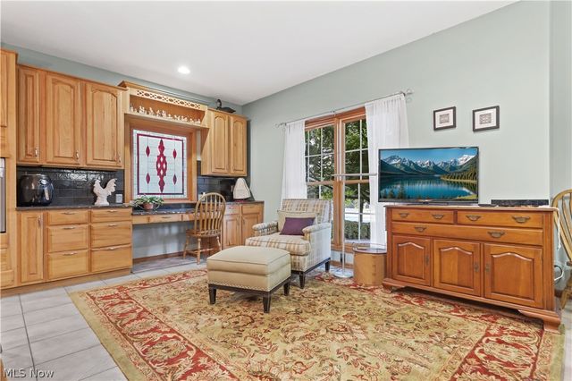 2011 E Swan Lake Circle, Kent, OH 44240