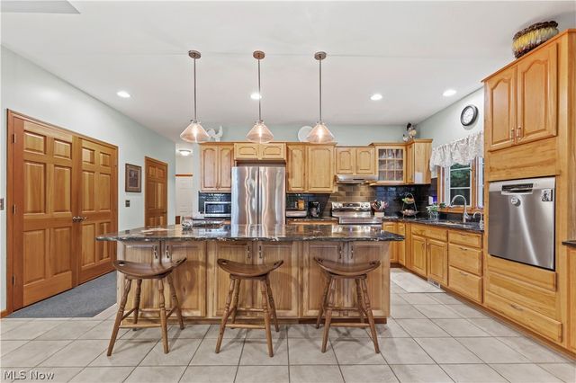 2011 E Swan Lake Circle, Kent, OH 44240
