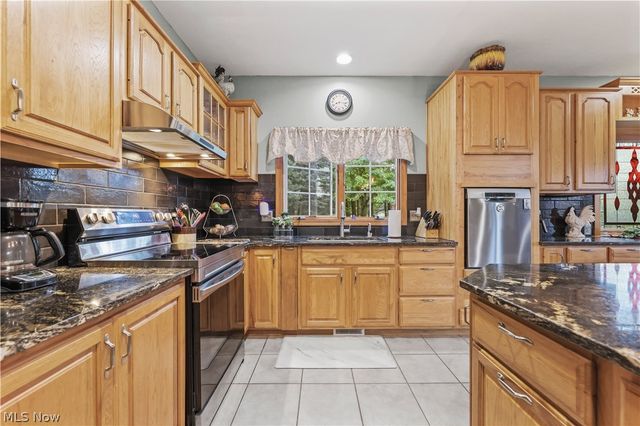 2011 E Swan Lake Circle, Kent, OH 44240