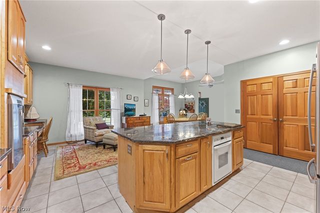 2011 E Swan Lake Circle, Kent, OH 44240