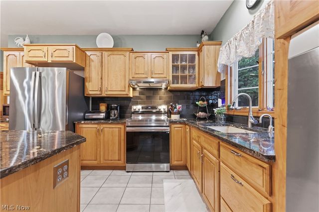 2011 E Swan Lake Circle, Kent, OH 44240