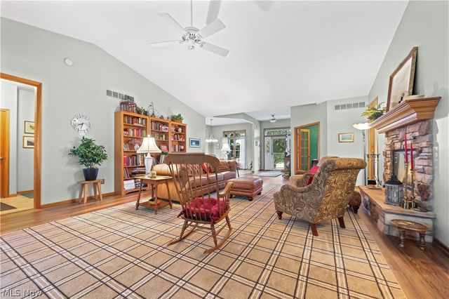 2011 E Swan Lake Circle, Kent, OH 44240