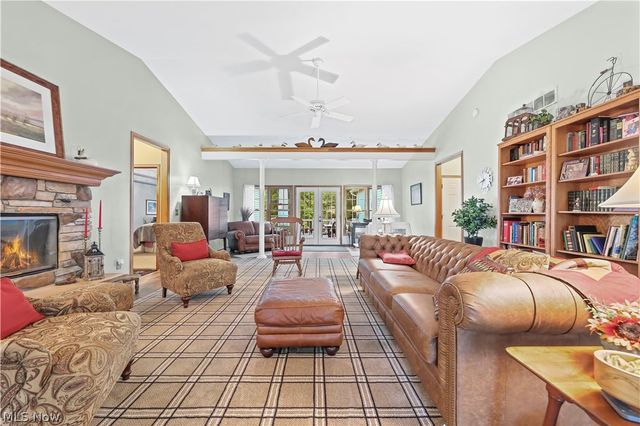 2011 E Swan Lake Circle, Kent, OH 44240