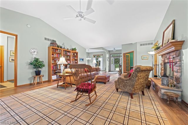 2011 E Swan Lake Circle, Kent, OH 44240
