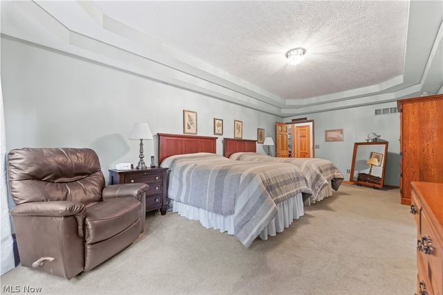 2011 E Swan Lake Circle, Kent, OH 44240