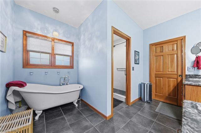 2011 E Swan Lake Circle, Kent, OH 44240
