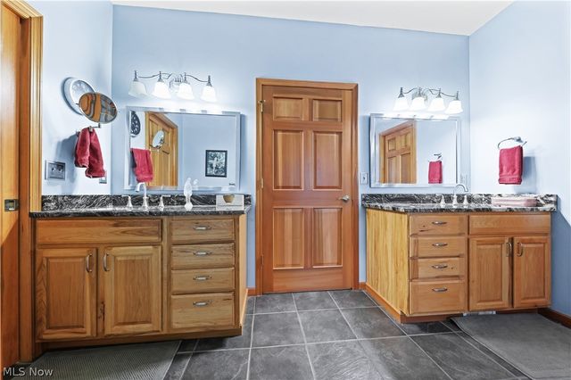 2011 E Swan Lake Circle, Kent, OH 44240