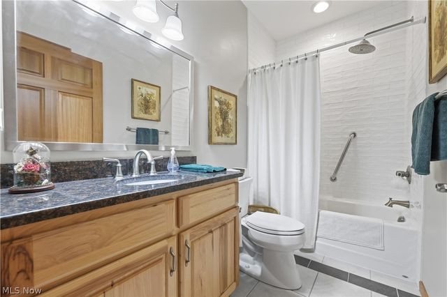 2011 E Swan Lake Circle, Kent, OH 44240