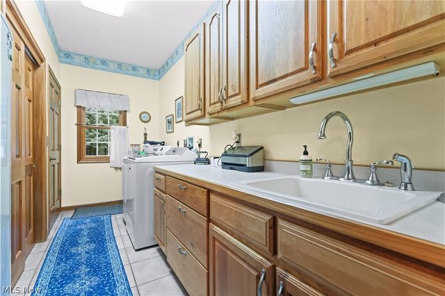 2011 E Swan Lake Circle, Kent, OH 44240