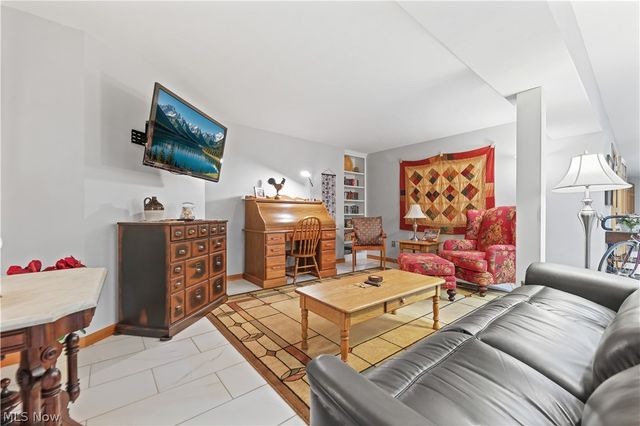 2011 E Swan Lake Circle, Kent, OH 44240