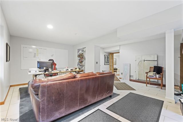 2011 E Swan Lake Circle, Kent, OH 44240