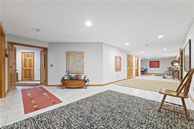 2011 E Swan Lake Circle, Kent, OH 44240