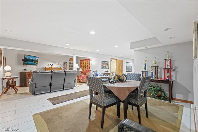 2011 E Swan Lake Circle, Kent, OH 44240