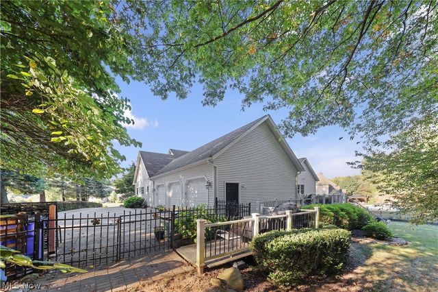 2011 E Swan Lake Circle, Kent, OH 44240