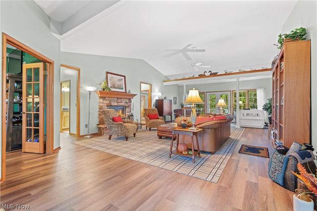 2011 E Swan Lake Circle, Kent, OH 44240