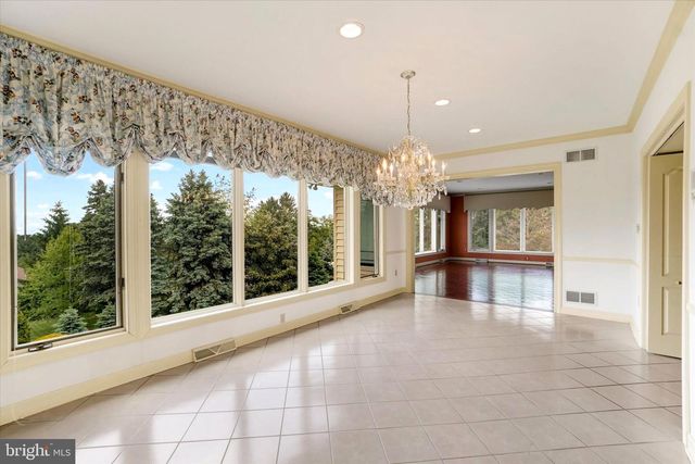925 SUMMIT CIR N, York, PA 17403