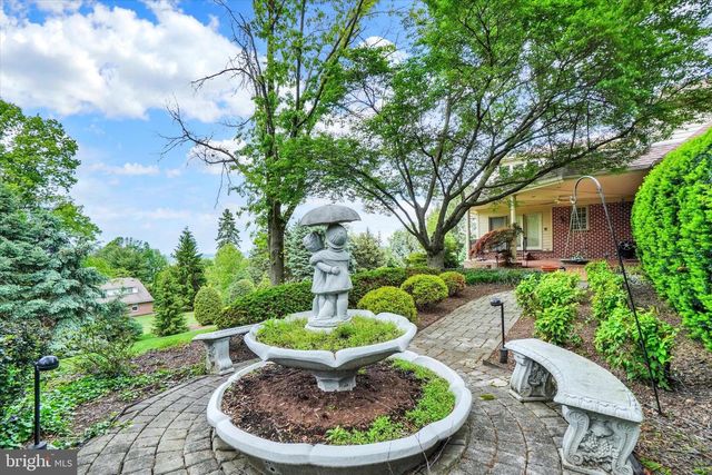 925 SUMMIT CIR N, York, PA 17403