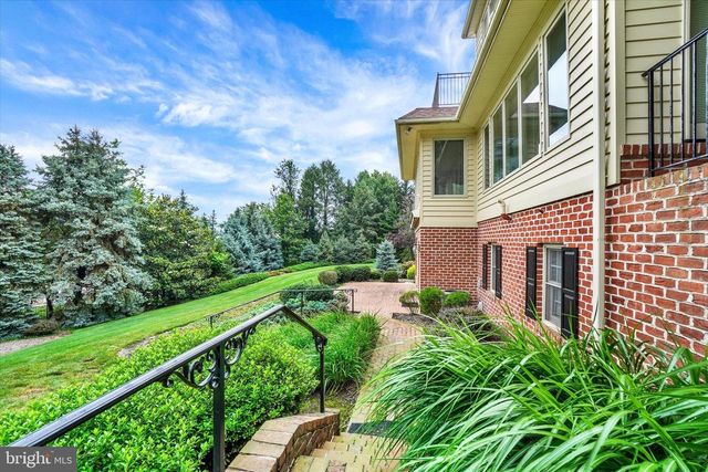 925 SUMMIT CIR N, York, PA 17403