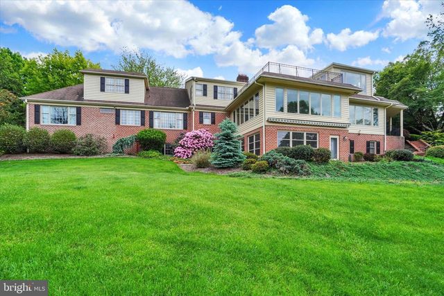 925 SUMMIT CIR N, York, PA 17403
