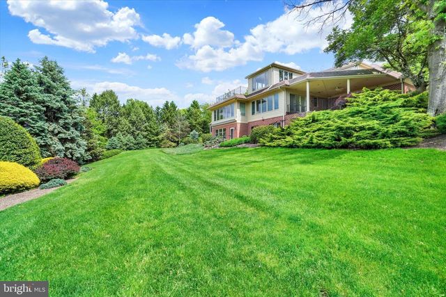 925 SUMMIT CIR N, York, PA 17403