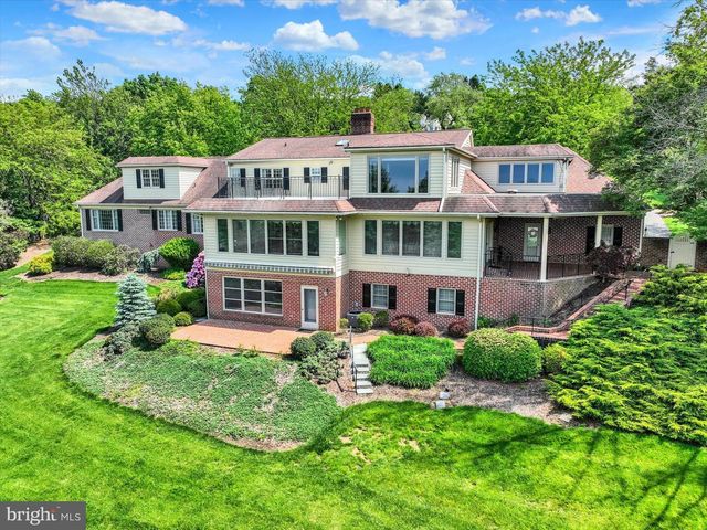 925 SUMMIT CIR N, York, PA 17403
