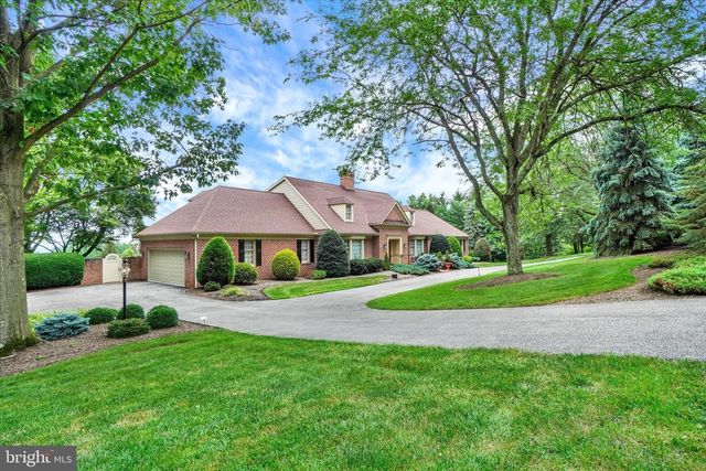 925 SUMMIT CIR N, York, PA 17403