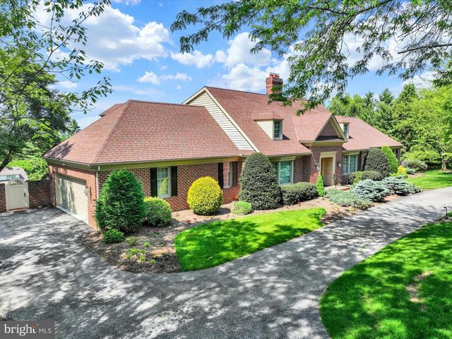 925 SUMMIT CIR N, York, PA 17403