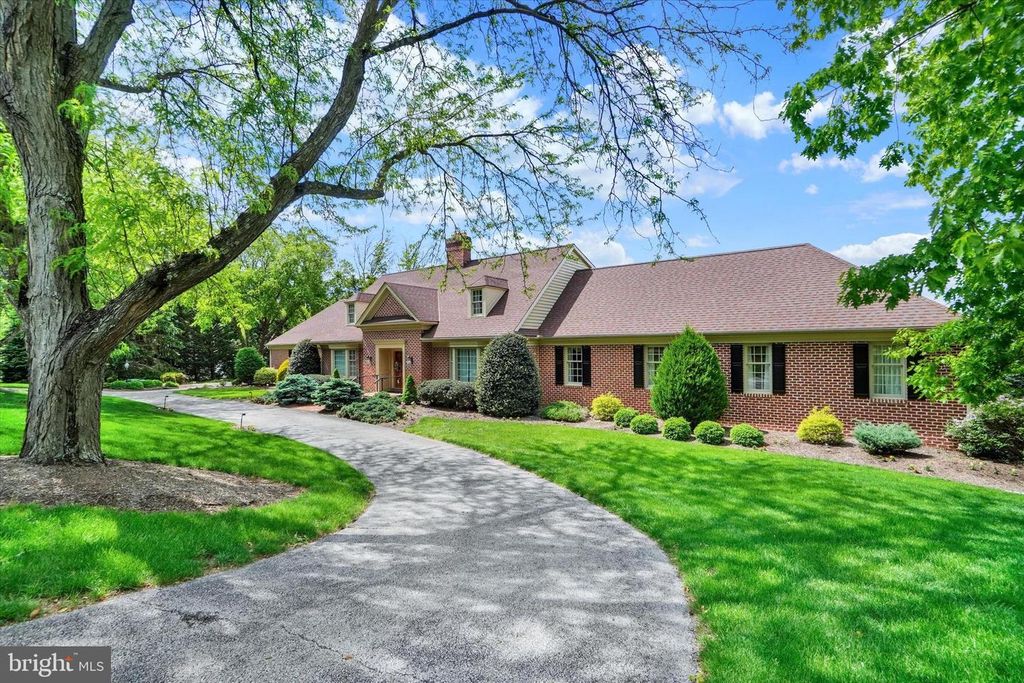 925 SUMMIT CIR N, York, PA 17403